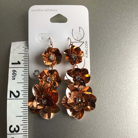 ICING Earrings - Picture 2 of 3